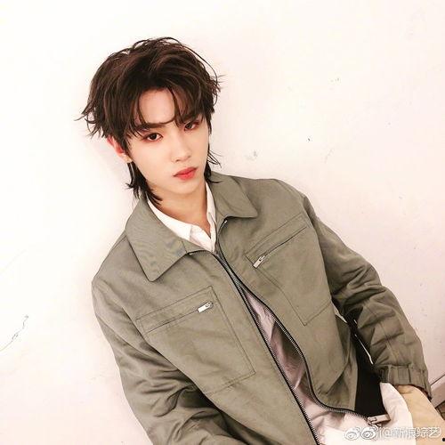 黄明昊起哄吃瓜视频,吃瓜视频引发网友热议