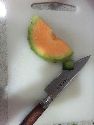 吃哈密瓜要打皮吗视频,哈密瓜去不去皮？揭秘吃哈密瓜的正确方法